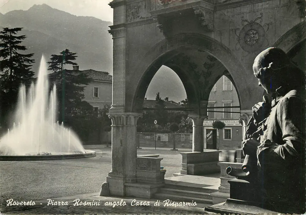 Rovereto - Piazza Rosmini angolo Cassa di Risparmio - Recto