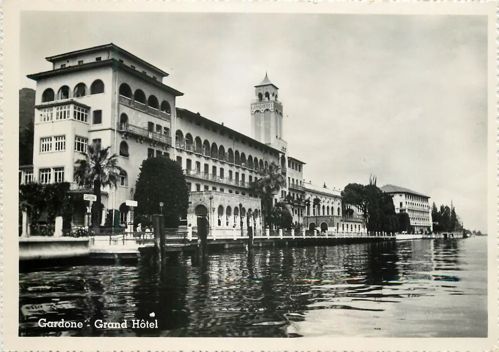 Gardone - Grand Hôtel — vista do edifício fronteiro ao lago — Cartotecnica del Garda - Arco - Torino - Frente