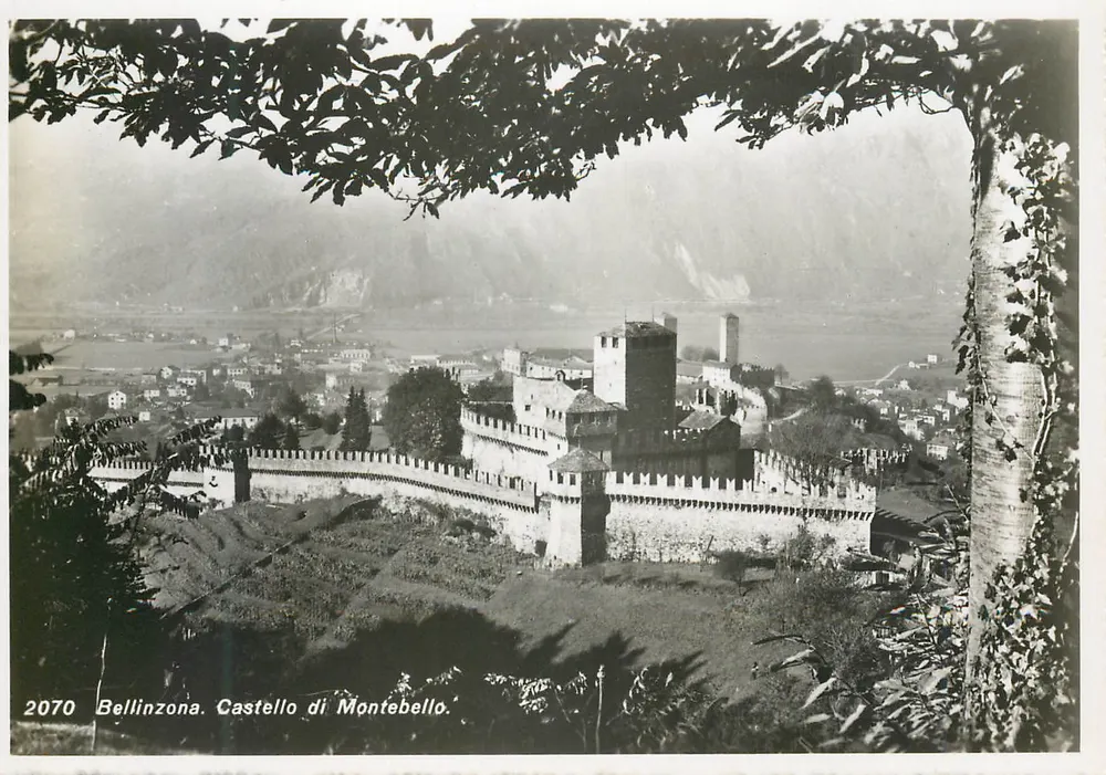 Bellinzona. Castello di Montebello — vista panorâmica — Edit. Colombi, Bellinzona, n° 2070 - Frente