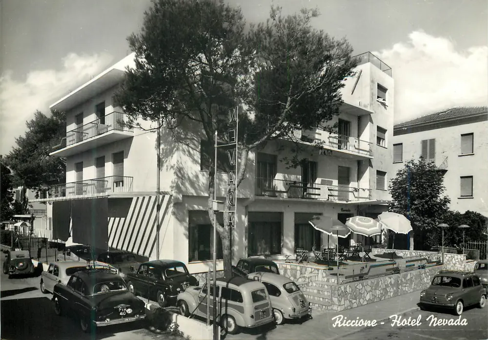 Riccione - Hotel Nevada — view of the hotel with vintage cars — publisher Vera Fotografia, no. 3394 - Front