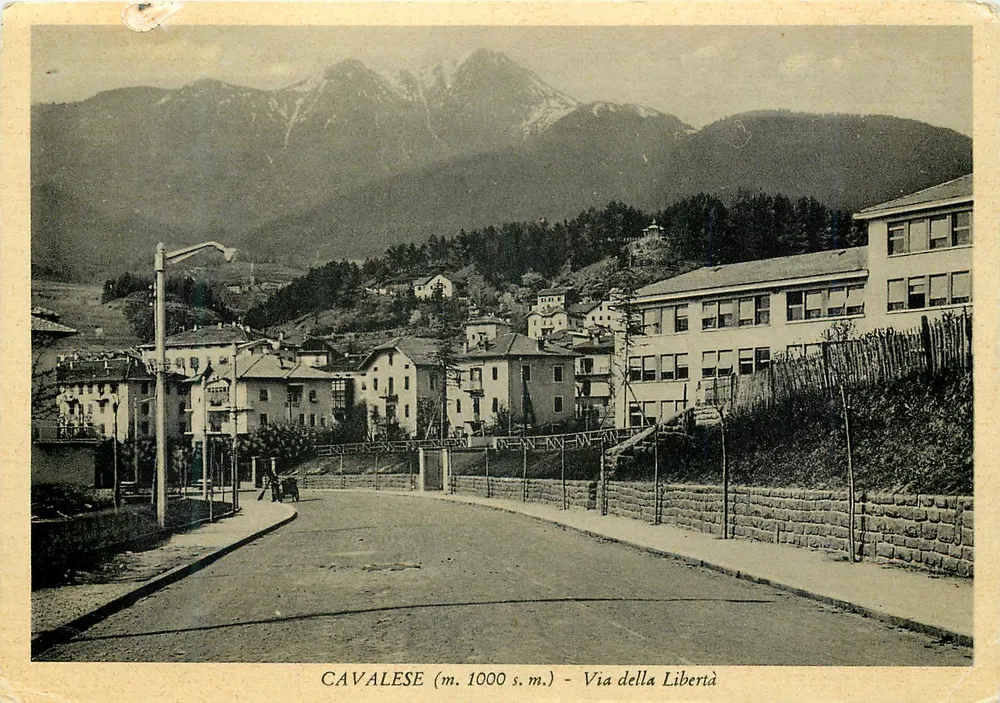 Cavalese (m. 1000 s.m.) — Via della Libertà — editor Augusta Hafner, n° 7-X-1929 - Frente