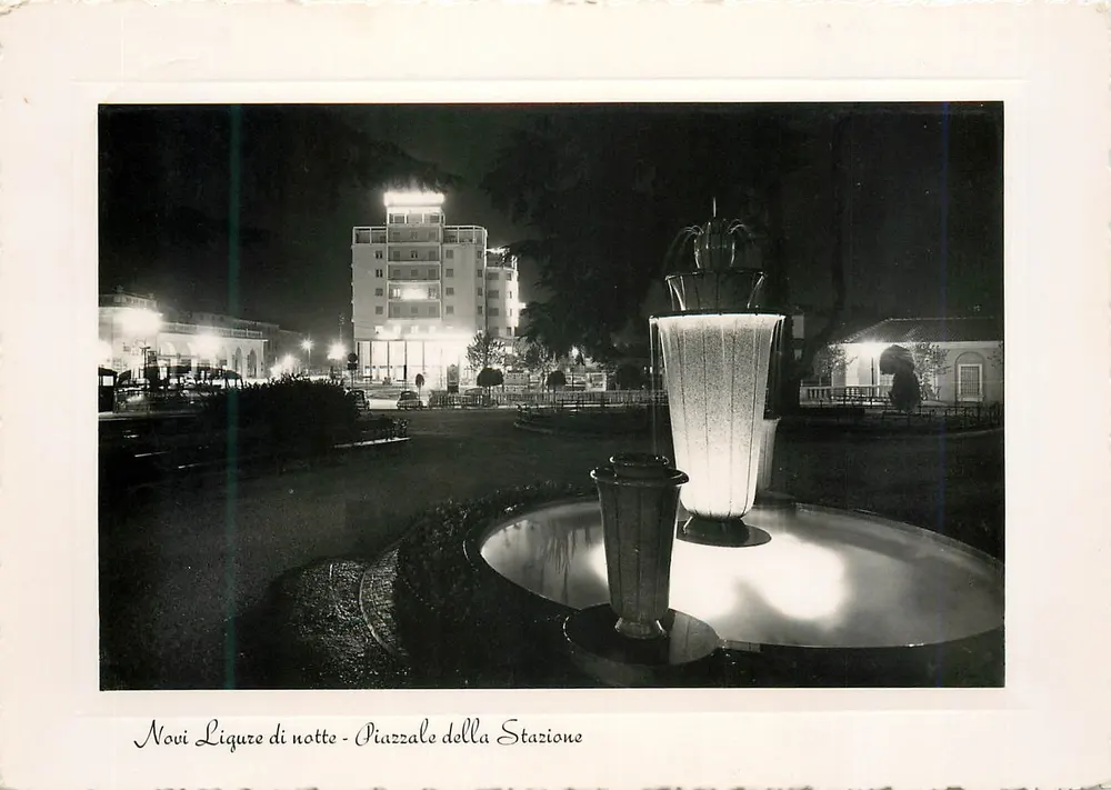 Novi Ligure di notte - Piazzale della Stazione — Vera Fotografia, n°16, Ediz. Cartopiemonte - Recto