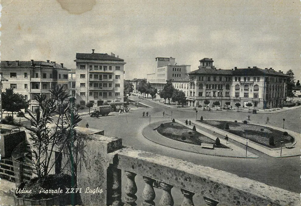 Udine — Place 26 Juillet — éditeur non visible - Frente