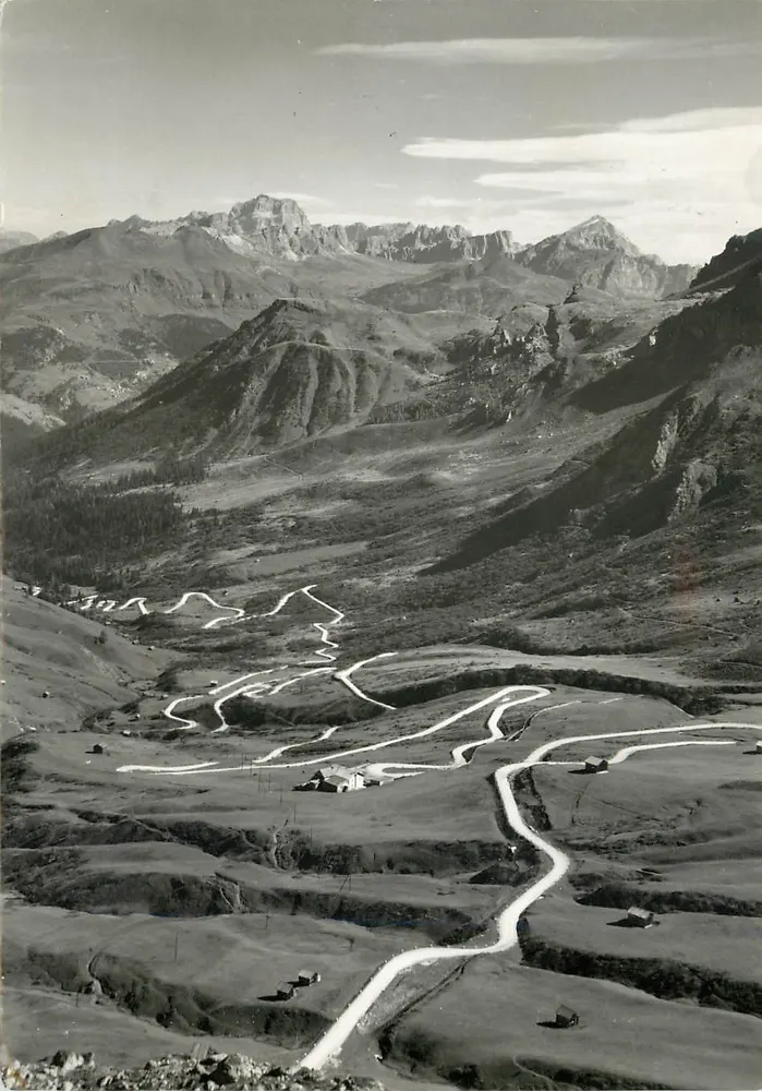 Strada del Passo Pordoi m.2250 — in Richtung Dolomiten Ampezzane — Edition Ghedina, Nr. 49 162 - Vorderseite