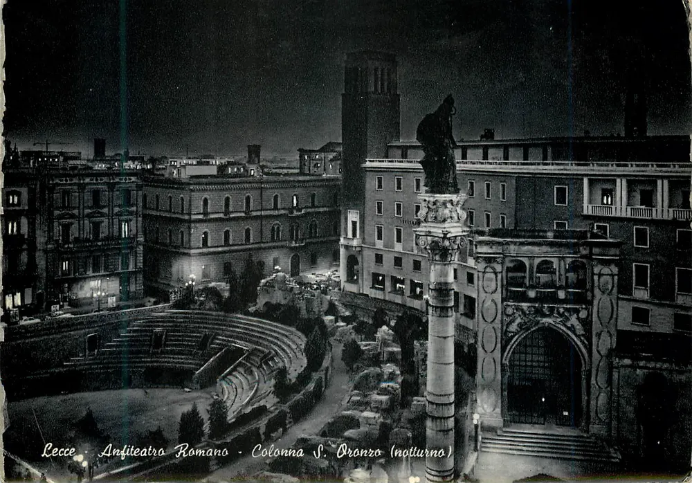 Lecce - Römisches Amphitheater - Säule von S. Oronzio (Nacht) - Vorderseite