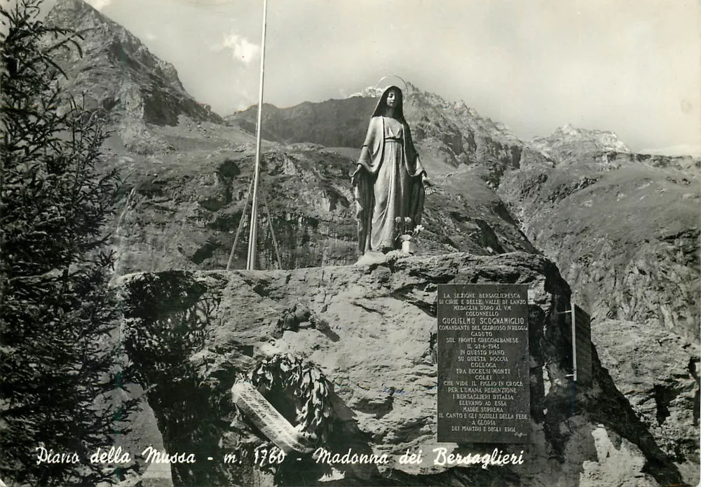 Piano della Mussa - m. 1760 - Madonna dei Bersaglieri — Gedenkmonument für Guglielmo Scognamiglio, Bersaglier-Offizier, gestorben im Kampf - Vorderseite