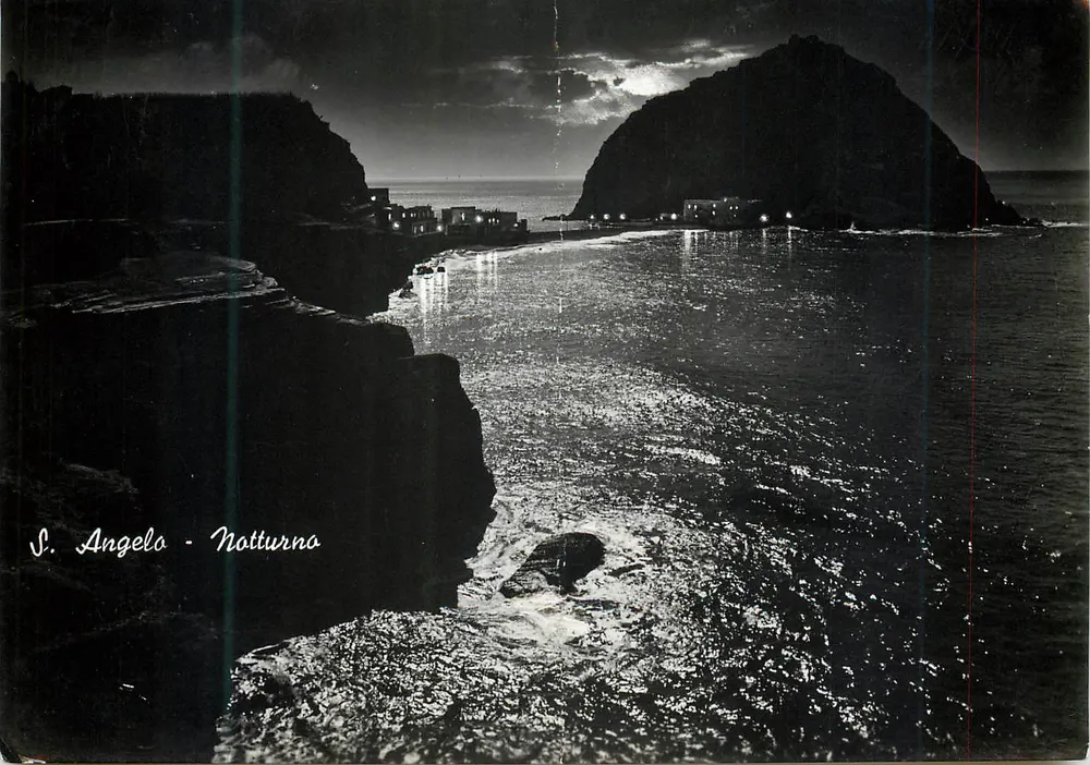 S. Angelo - Natturno — vue nocturne de la côte avec falaises et lumières sur la mer, éditeur Foto G. Provitola - Porto d'Ischia - Frente