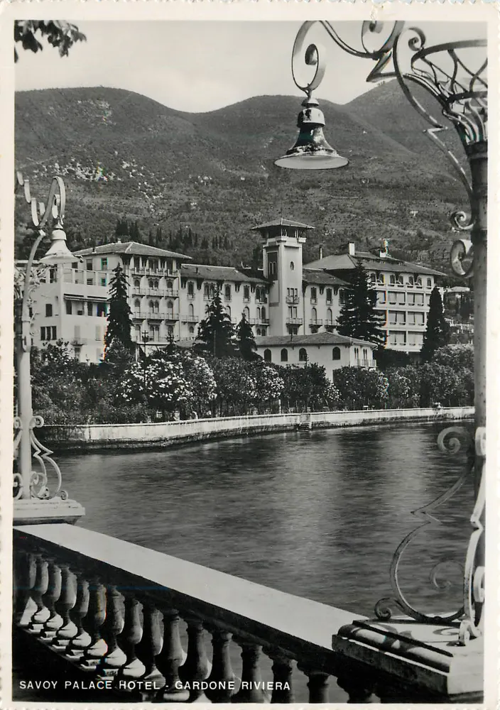 Savoy Palace Hotel - Gardone Riviera — vista do lago com montanhas em segundo plano — Vera Fotografia - Frente