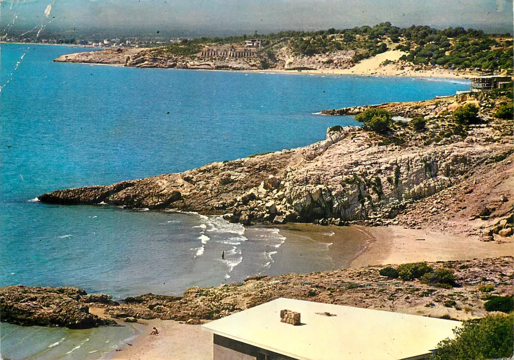 Salou (Tarragone) — détail de la côte avec falaise et plage — Trabajos Fotográficos CHINCHILLA - Recto