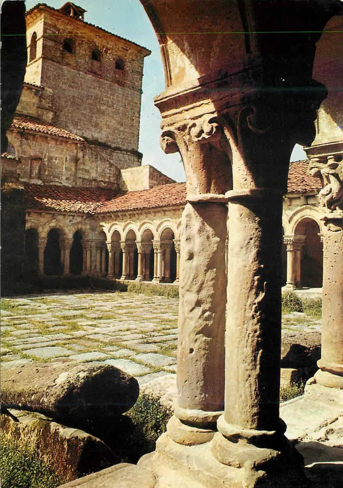 Santillana del Mar — vista do claustro — editor H. Fournier, série VI 488 - Frente