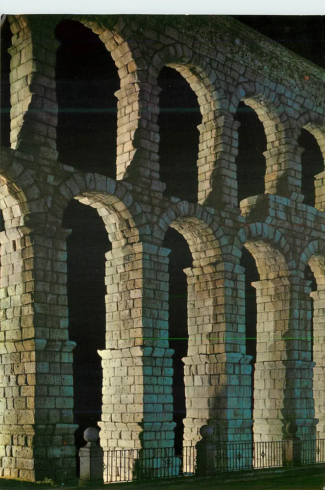 Segóvia — detalhe do aqueduto noturno — Garcia & Cia. S.R.C. - Frente