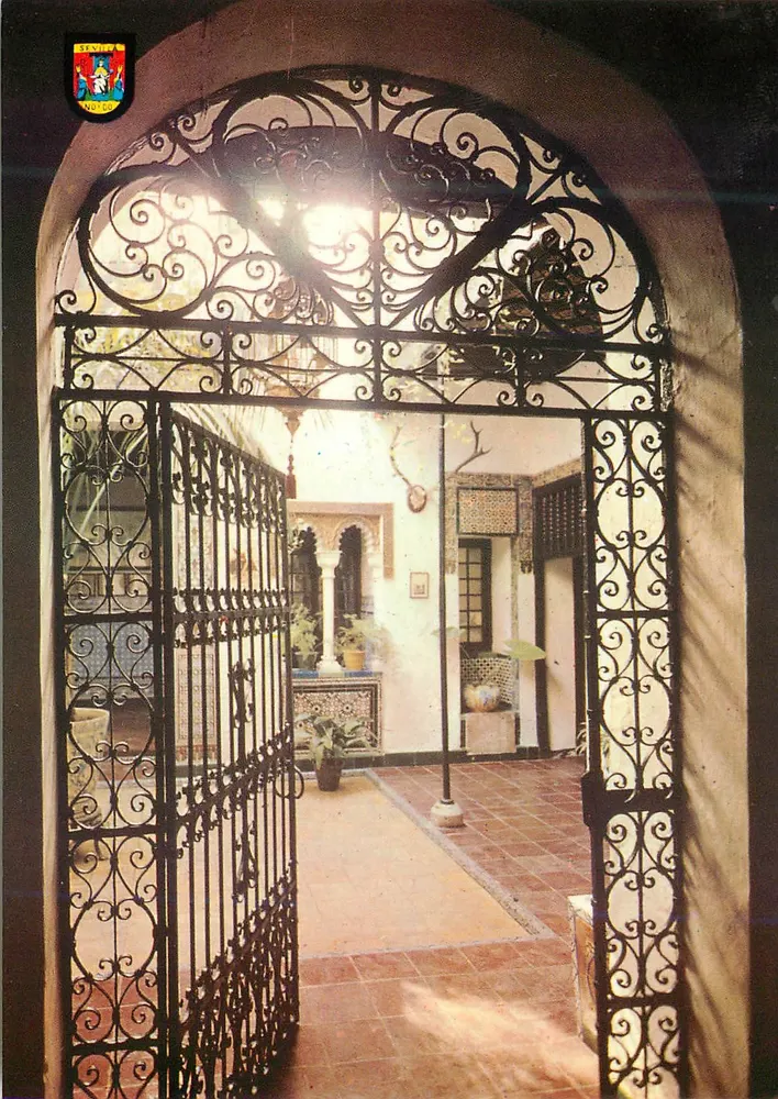Sevilha — Cancela y Patio — Pequena porta e pátio — Heliotipa Artística Española, n°1197 - Frente