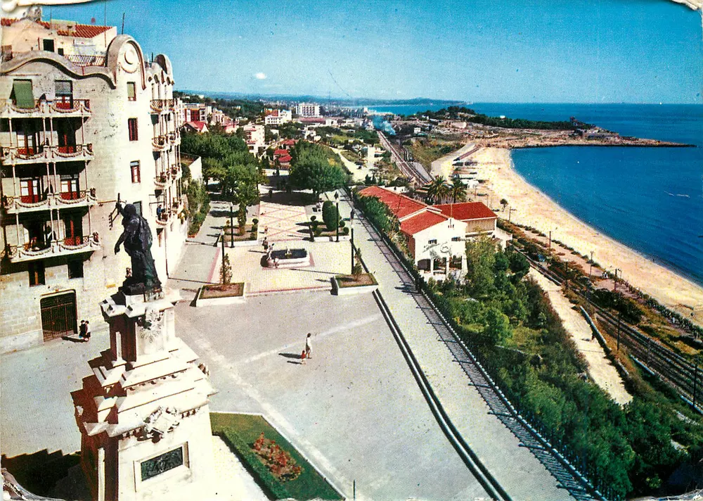 Plage de Milagro — vue depuis le balcon du bâtiment avec statue — éditeur Trabajos Fotográficos CHINCHILLA, Tarragona - Frente