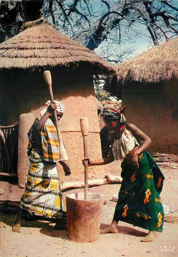Duas mulheres preparando milho — África — Edições HOA-QUA - Frente