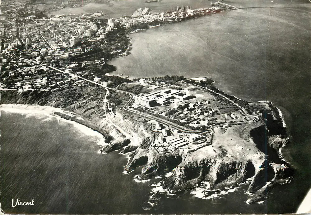 Die Halbinsel Cap Manuel — mit dem neuen Gerichtsgebäude — Éditions VINCENT, Dakar - Vorderseite