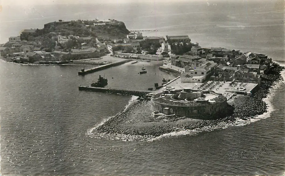 Ilha de Gorée — Vista Geral — Dakar — Sociedade G. CERBELOT - Frente