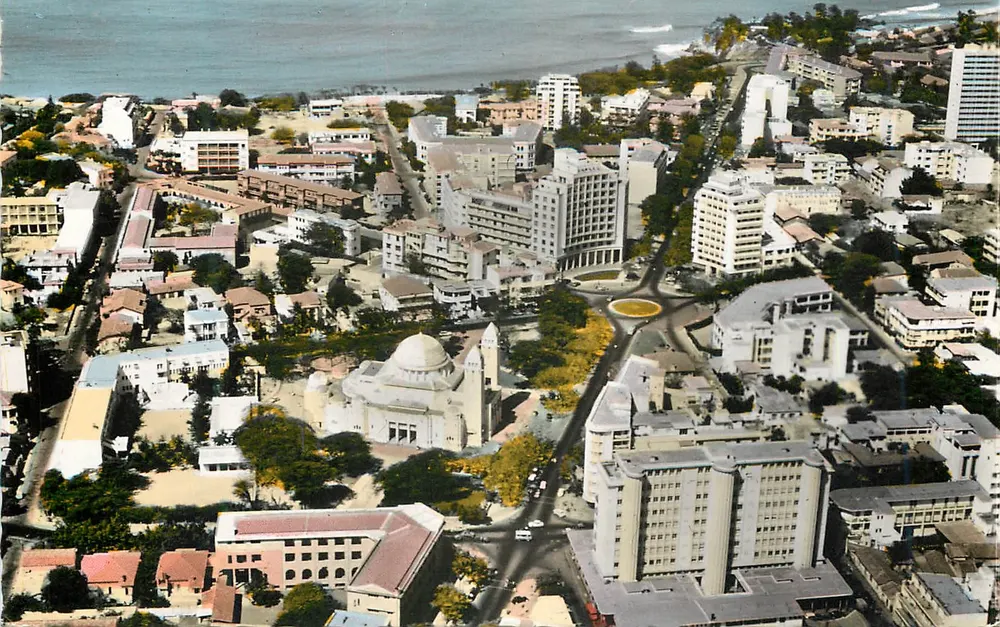 Dakar — Vista aérea. Praça da República. Catedral — Reprodução Interdifférence - Frente