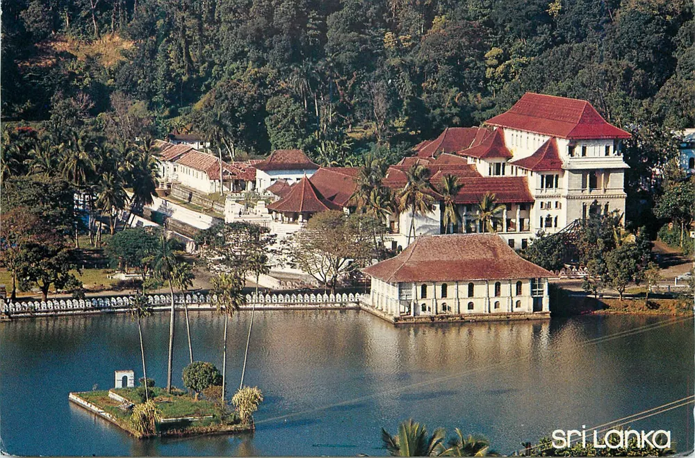 Kandy — Temple du Relique de la Dent et lac Kandy — Ceylon Tourist Board - Recto