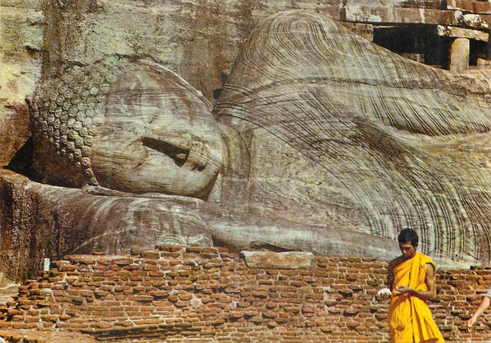 बौद्ध शायद, गैल विहार — श्री लंका — सीलोन पिक्टोरियल्स - आगे