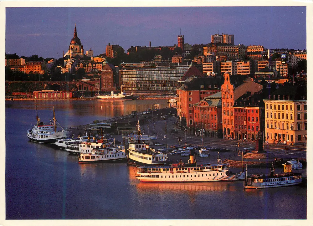 Vue du port de Stockholm — Gamla Stan et Söder — éditeur Upside AB Lull Jans Plan, n° 00115 S - Recto