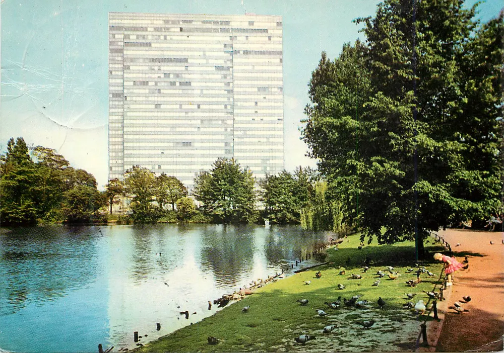 Düsseldorf sul Reno — Al Hofgarten — Heart Ziehen Verlag, Kahn/Frachen - Recto
