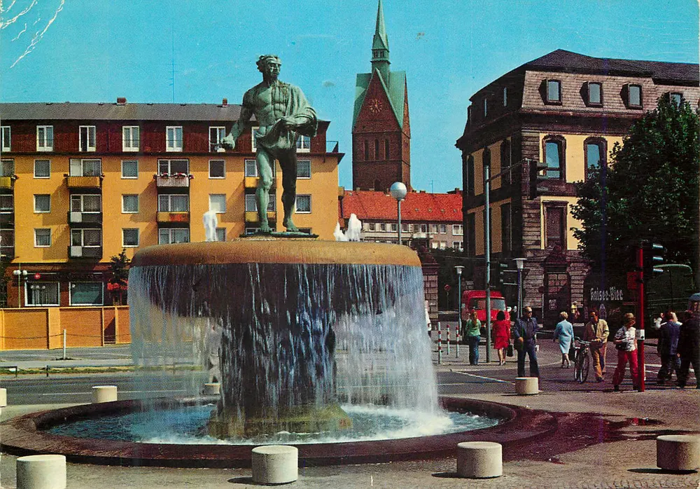 Hannover — Fontaine du Duvebrunnen avec statue et église — éditeur HANNOVER - Voorkant