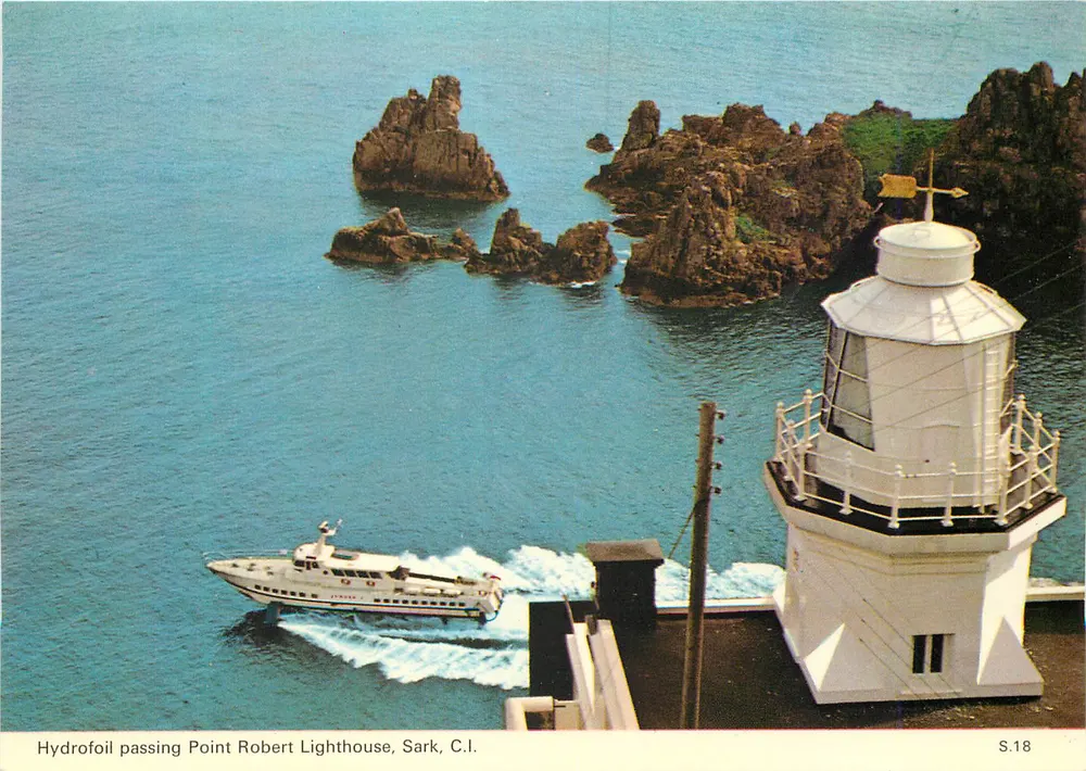 Hydrofoil passando pelo Farol de Point Robert, Sark, C.I. — S.18 — E.T. W. Dennis & Sons, Ltd. - Frente