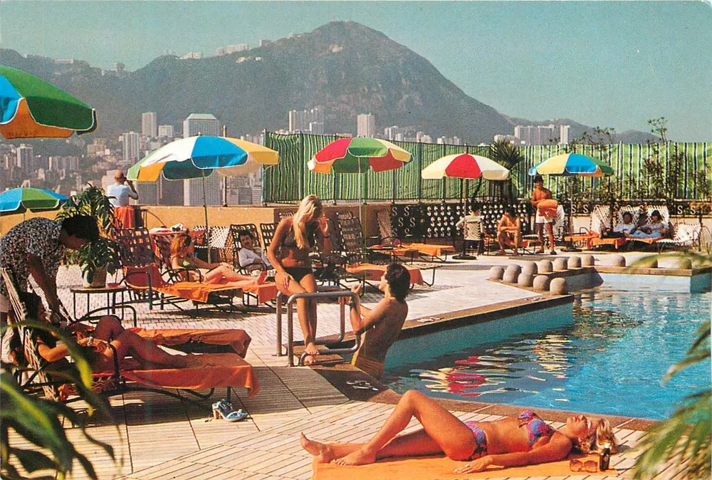 Piscine sur toit à l'hôtel Sheraton — Hong Kong — éditeur Sheraton Hotels & Inns - Recto