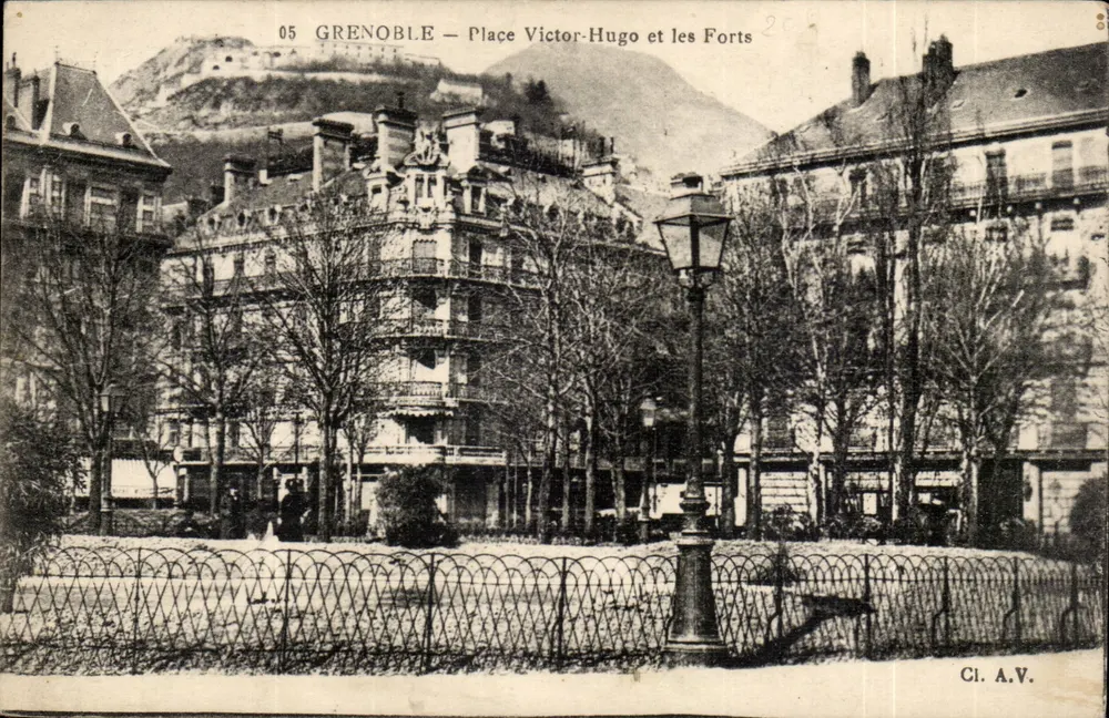 Grenoble — Place Victor-Hugo et les Forts — Cl. A.V. n°05 - Recto