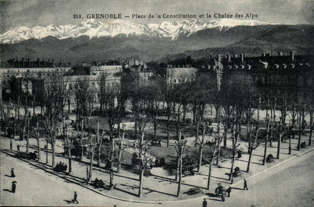 Grenoble — Place de la Constitution und die Kette der Alpen — P. Gaude, phot. edit. - Vorderseite
