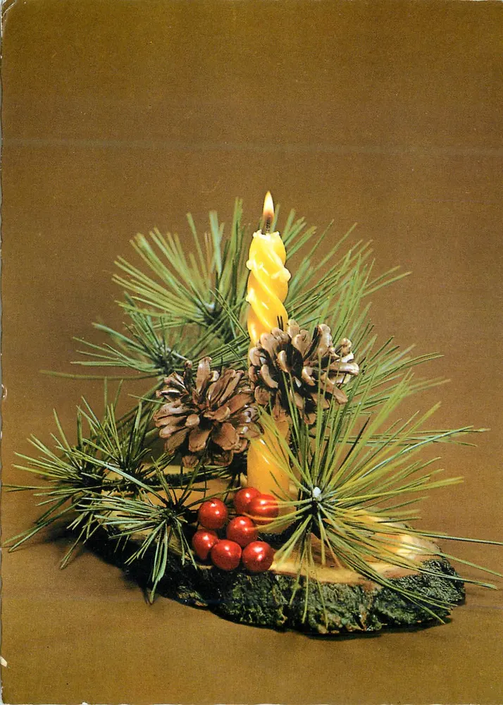 Decoração de Natal — vela amarela, pinheiro, castanhas e bagas — Editor: Képzőművészeti Alap Kiadóvállalata, Budapeste, n° O.-757/822 - Frente