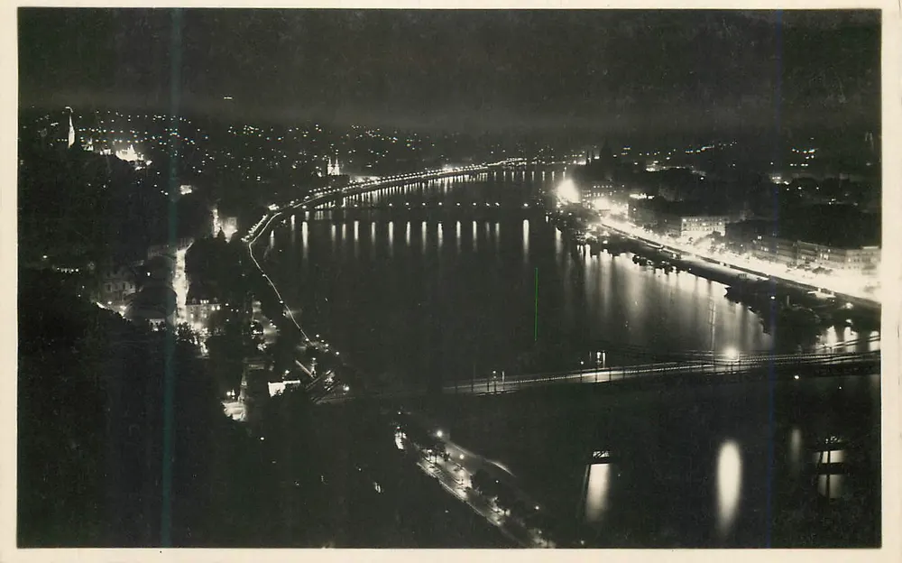 Budapest éjjel Dunai látkép — Vue générale du Danube — Éditeur Valódi fénykép Magyar gyártmány 752 sz. - Recto