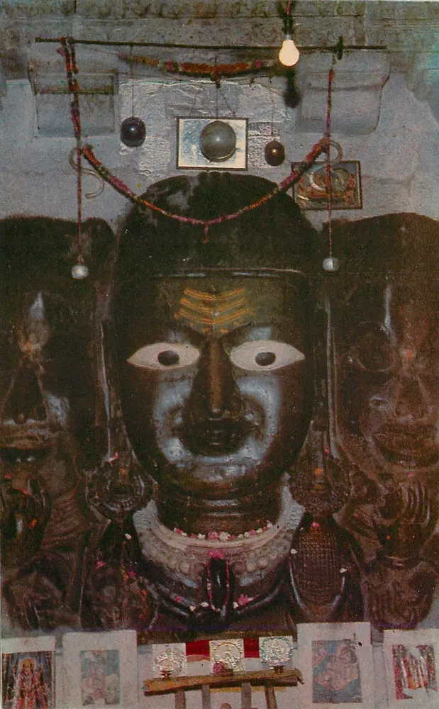देवी समिदेश्वर मंदिर — चित्तौड़गढ़, भारत — प्रकाशक गोयल, वृंदावन - आगे