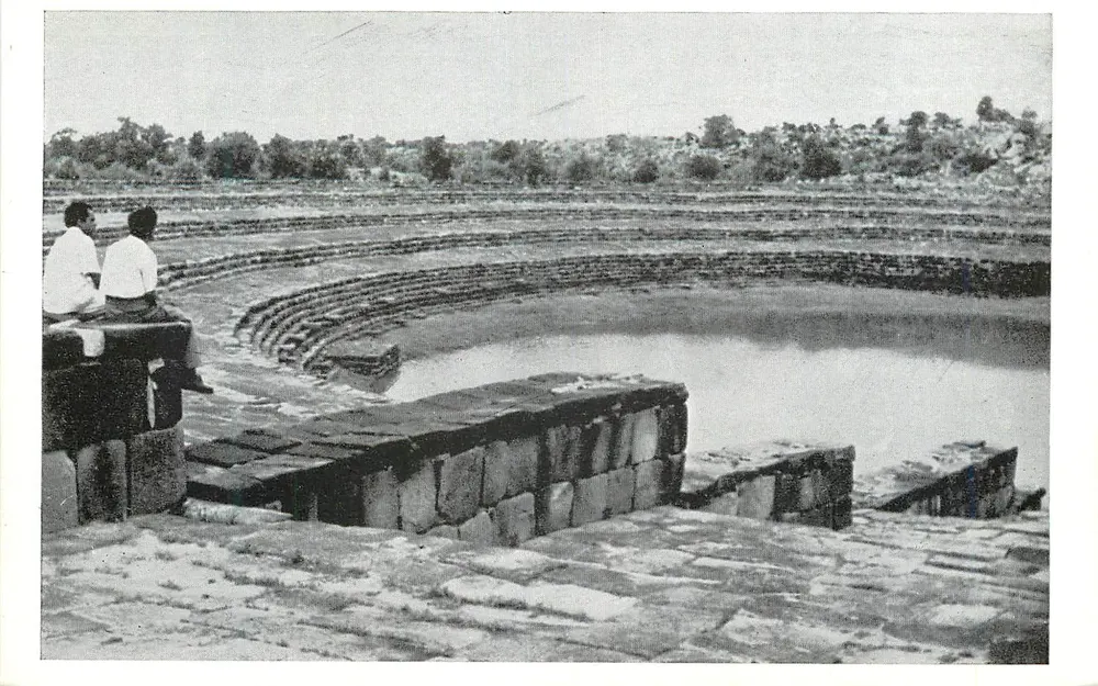 Suraj Kund — lago antigo com degraus em pedra — Departamento de Arqueologia, Índia - Frente