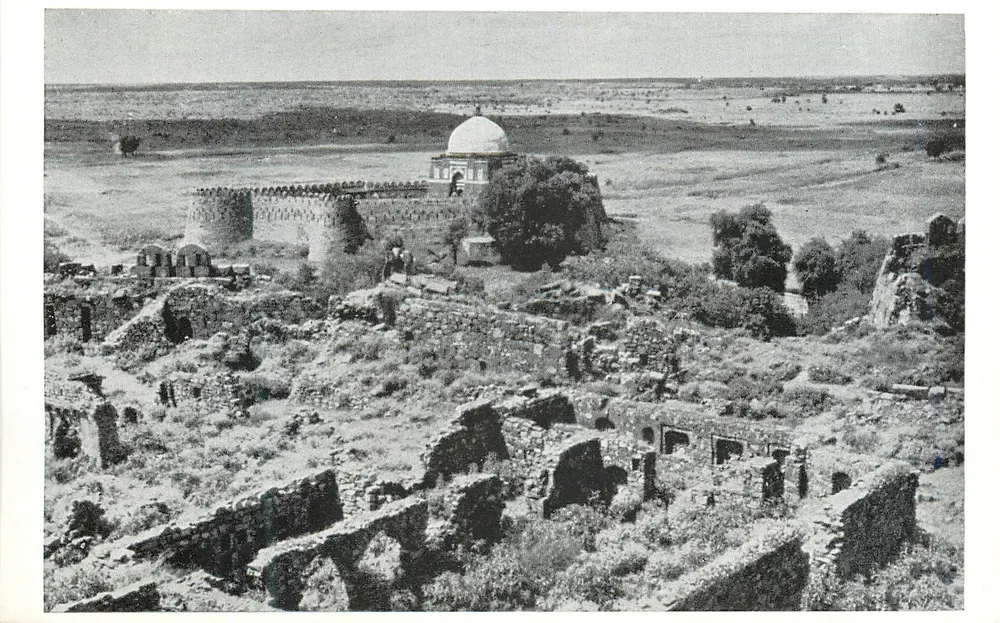 Delhi — Grabmal von Ghayasud-din Tughlaq mit den Resten der Festung — Department of Archaeology, India - Vorderseite