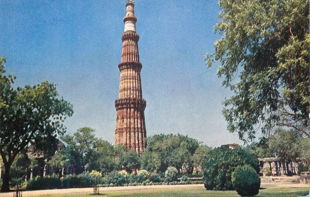 Qutb Minar, Delhi — errichtet von Kutb-ud-Din im 12. Jahrhundert - Vorderseite