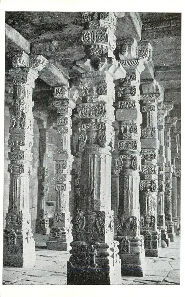 Pilares da Mesquita Quwat-ul-Islam — Delhi — Department of Archaeology, India - Frente