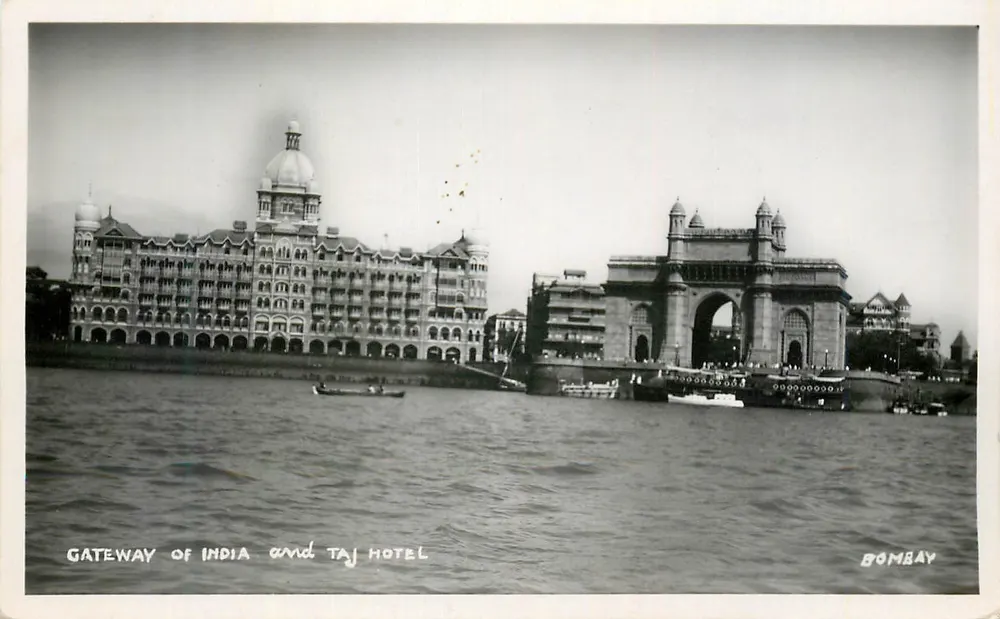 Gateway of India et Taj Hotel — Bombay - Recto