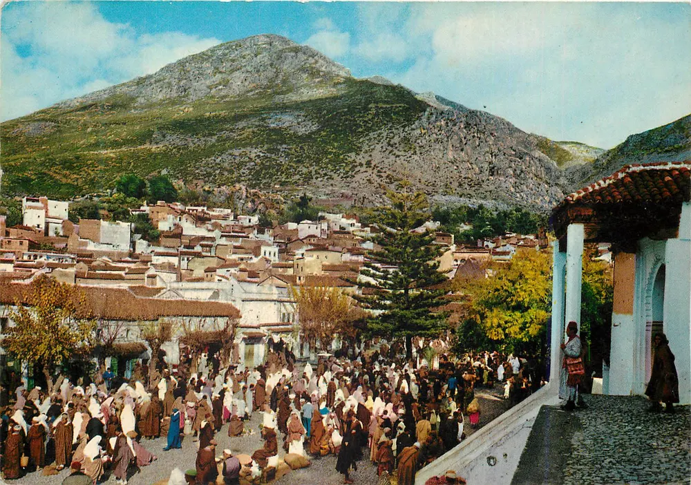 Chaouen - Praça do mercado — vista da multidão e da montanha - Frente