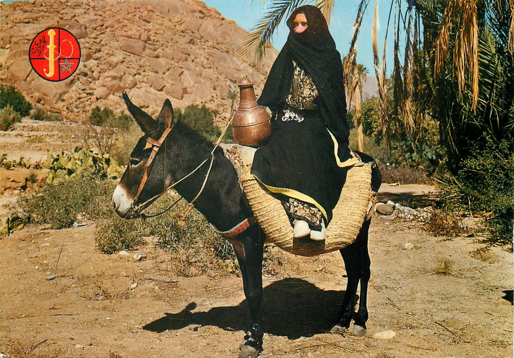 Mulher coberta com véu montada em um jumento — Marrocos — edição AROCOLOR - Frente