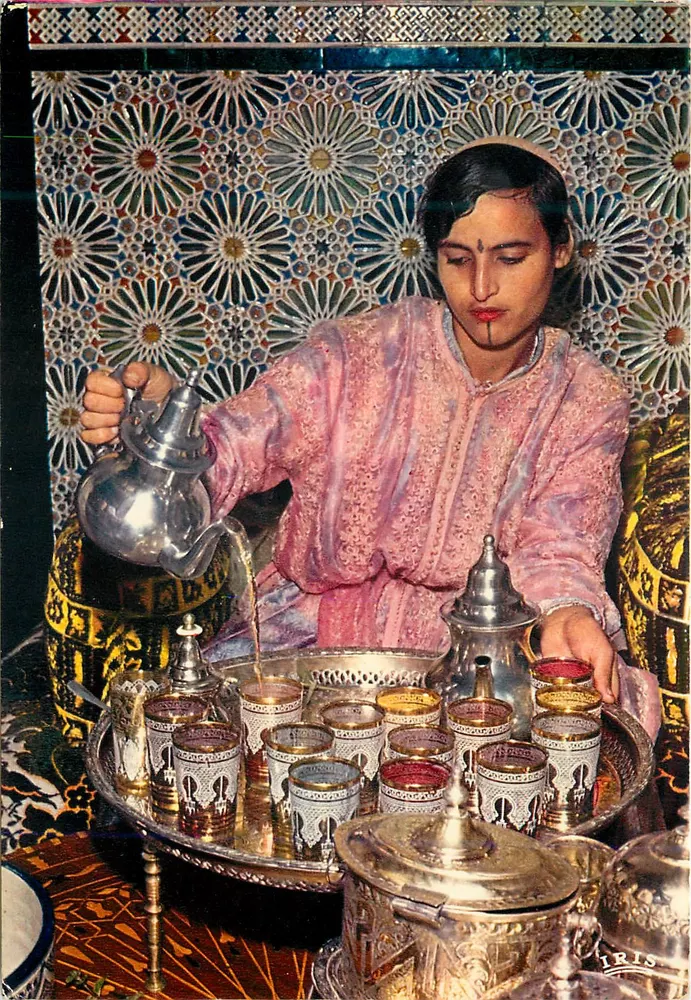 Mulher servindo chá marroquino — cena de chá em Marrakech — edições Sochepress - Frente