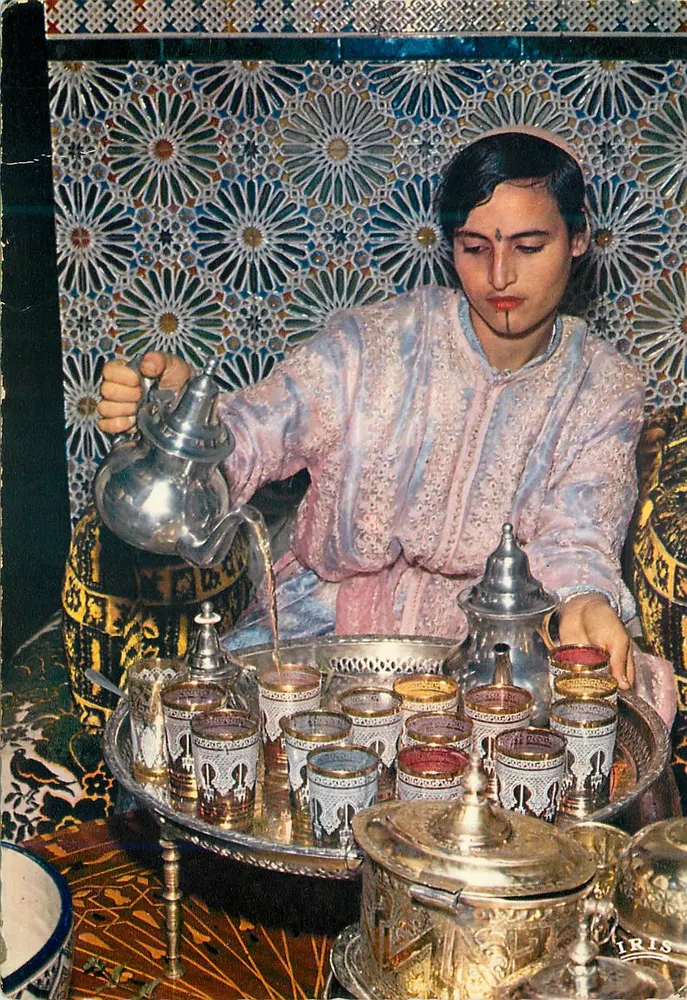 Mulher marroquina servindo chá — Exposição internacional do turismo — Edições Iris - Frente