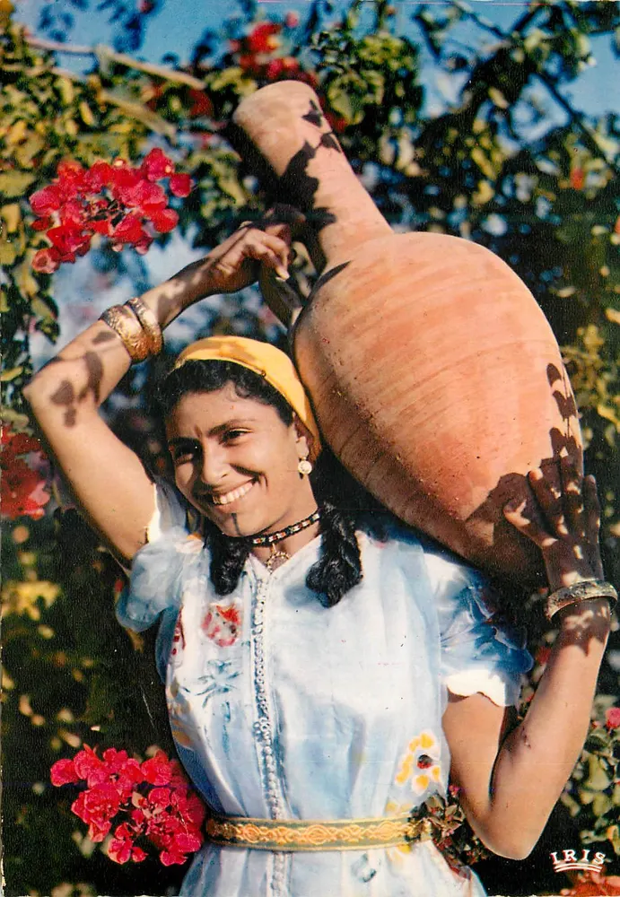Jonge vrouw met een amfora — Folklore — Éditions Hachette - Voorkant