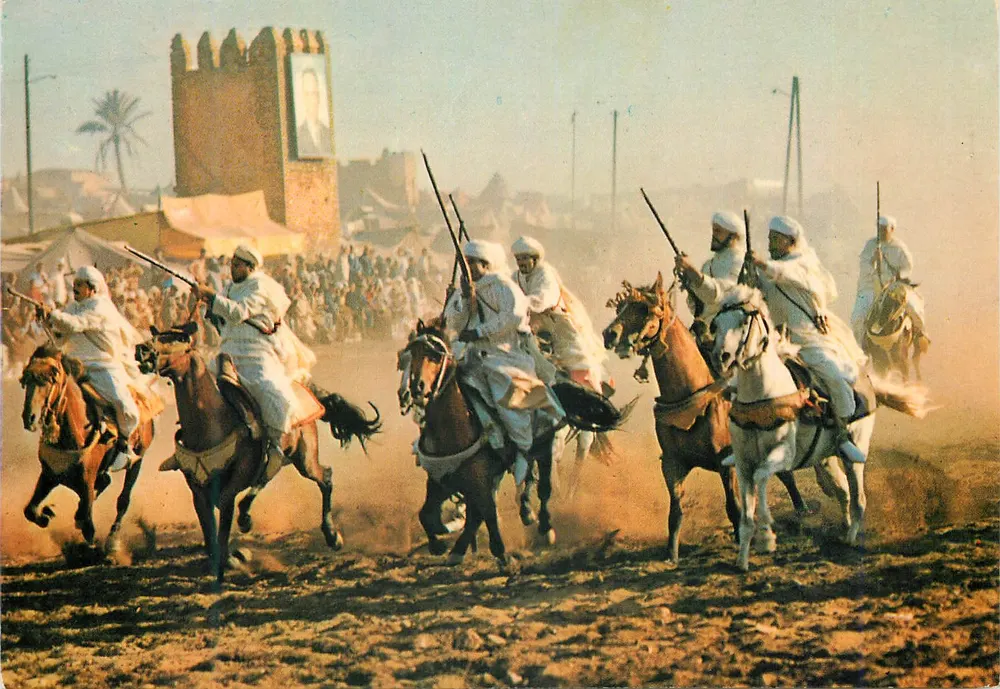Cavalieri in abito bianco — Fantasia del Moussem Moulay Abdellah — Foto ITTAAH - Recto