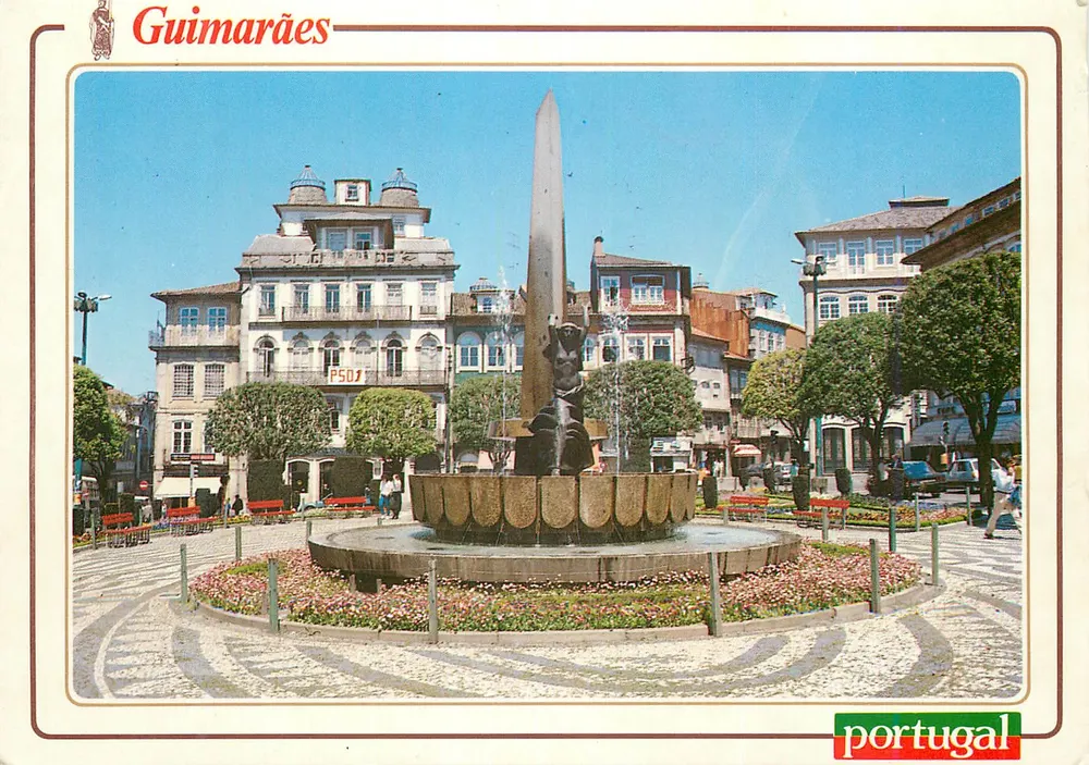Guimarães — Central Square with Fountain and Obelisk — Publisher Francisco Mas, n°92 - Front