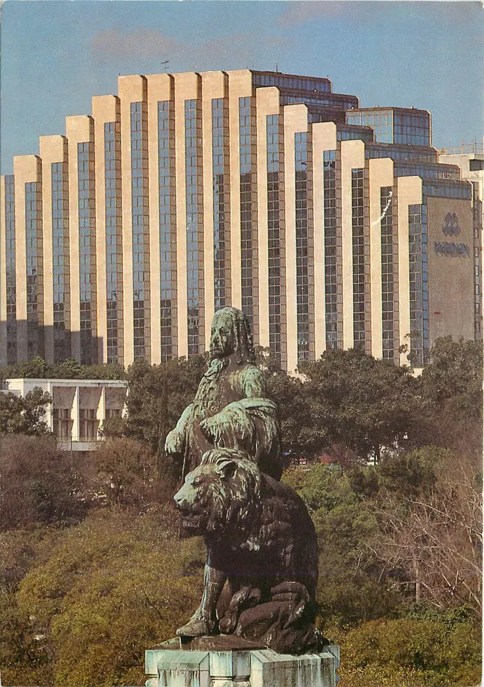 Statue of the lion and the king — in front of the Le Méridien hotel — publisher Le Méridien, Lisbonne - Front