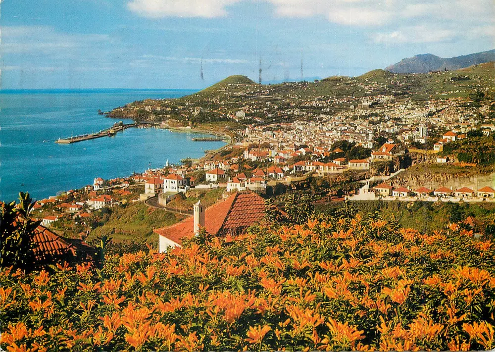 Funchal (Madeira) — Vista Ocidental — Centro de Turismo - Frente