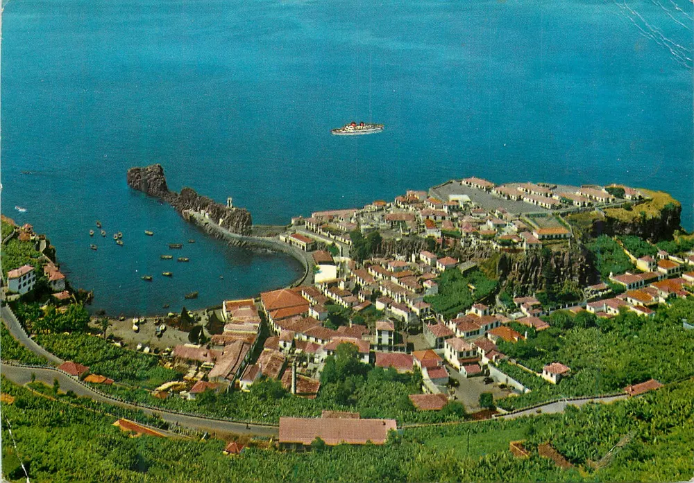 Funchal — vista aérea do porto e do vilarejo — Centro de Turismo - Frente