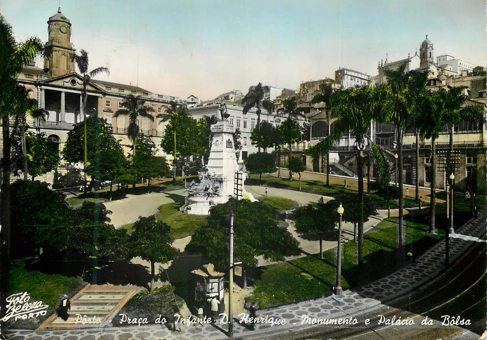 Pórtão - Praça do Infante D. Henrique - Monumento e Palácio da Bolsa — Foto Gellena, Porto - 앞면