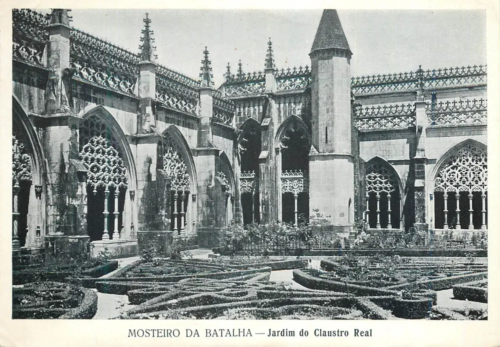 Mosteiro da Batalha — Jardim do Claustro Real - Frente